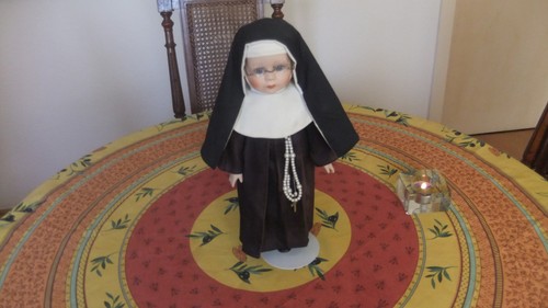 Nonne religöse mit kreuz und - mit,