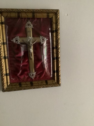 Kruzifix hinter gewölbtem