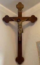 Handgeschnitztes Holzkreuz mit