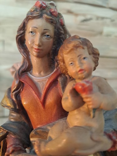 Geschnitzte holzfigur madonna - geschnitzte,