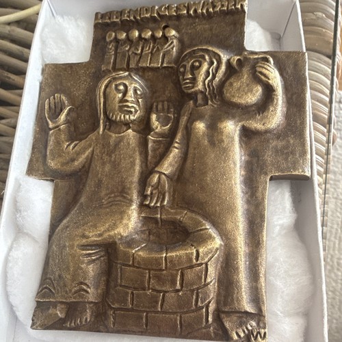 Reliefkreuz bronzefarben mit